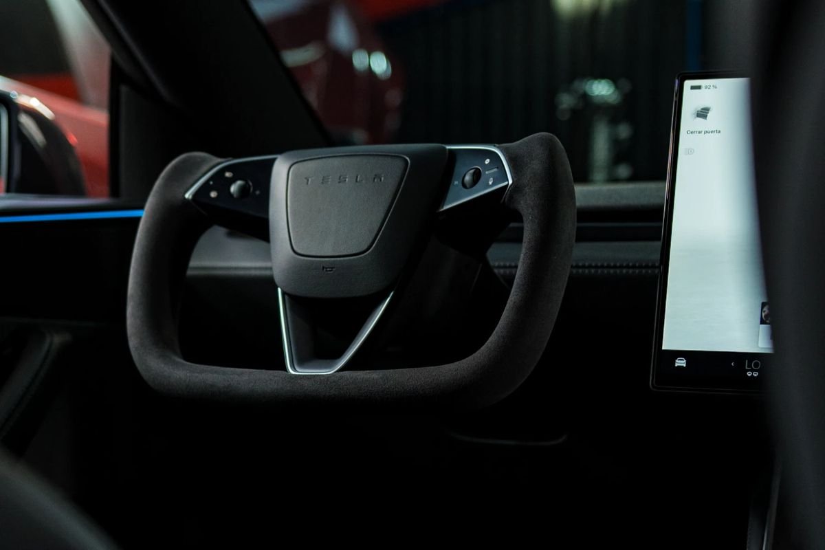 Accesorios para vehículos Tesla: interior, pantalla y alerón de fibra de carbono